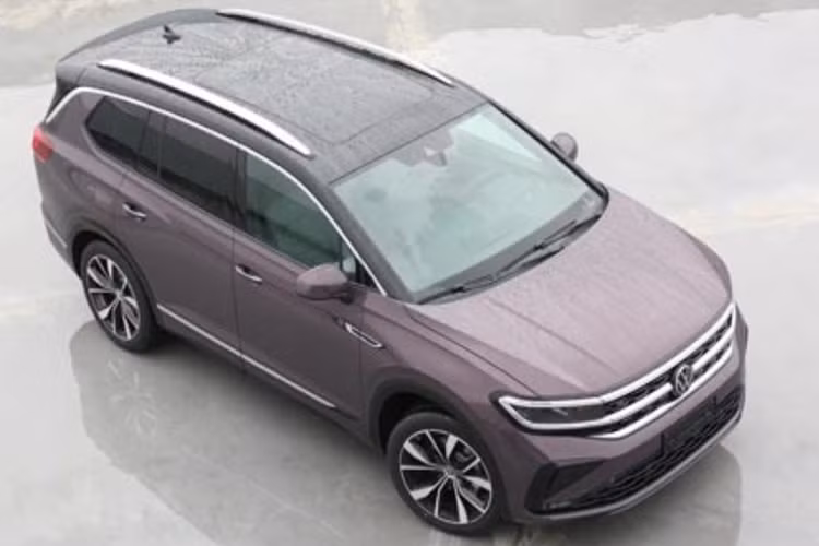 Đằng sau, Volkswagen Talagon có cụm đèn hậu nồi liền với nhau, đèn phản quang vừa dài vừa thanh mảnh và 2 đầu ống xả hình chữ nhật. Ở giữa cửa cốp sau là logo của hãng Volkswagen và tên xe "Talagon". Hiện chưa có hình ảnh bên trong và giá xe Volkswagen Talagon 2022. Theo tin đồn, mẫu SUV cỡ lớn này sẽ được trang bị động cơ xăng 4 xi-lanh, tăng áp, dung tích 2.0L, sản sinh công suất tối đa 186 mã lực hoặc 220 mã lực.