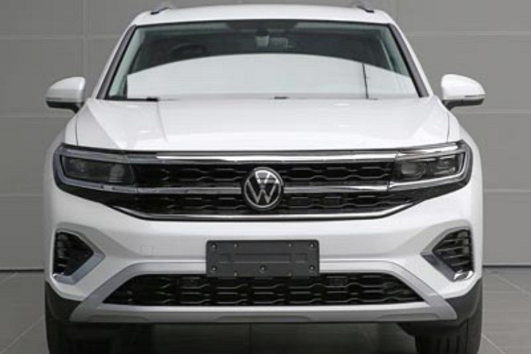 Bên dưới xuất hiện hốc gió trung tâm và hốc đèn sương mù trước đều được bao quanh bằng viền màu bạc. Bên sườn, Volkswagen Talagon được trang bị hốc bánh nổi bật, mang đến ngoại hình thể thao cho mẫu SUV cỡ lớn. Nằm sau hốc bánh này là bộ vành hợp kim có thiết kế 5 chấu kép hình chữ V.