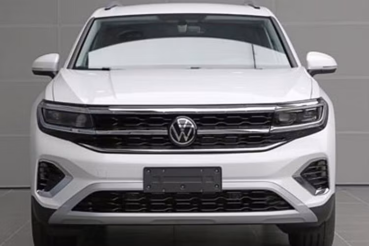 Bên dưới xuất hiện hốc gió trung tâm và hốc đèn sương mù trước đều được bao quanh bằng viền màu bạc. Bên sườn, Volkswagen Talagon được trang bị hốc bánh nổi bật, mang đến ngoại hình thể thao cho mẫu SUV cỡ lớn. Nằm sau hốc bánh này là bộ vành hợp kim có thiết kế 5 chấu kép hình chữ V.