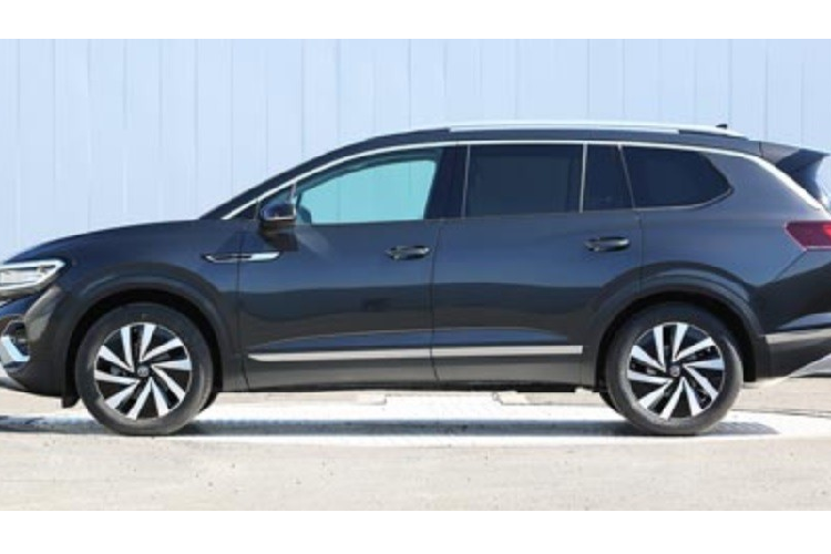 So với Atlas vốn có kích thước tương ứng là 5.037 mm, 1.989 mm, cao 1.778 mm và 2.979 mm, Volkswagen Talagon nhỉnh hơn một chút. Không chỉ lớn hơn Atlas, Volkswagen Talagon thế hệ mới còn có thiết kế ngoại thất hiện đại hơn nhiều. Đồng thời, thiết kế của mẫu SUV cỡ lớn này được lấy cảm hứng từ mẫu xe concept Volkswagen SMV đã ra mắt trong triển lãm Ô tô Thượng Hải 2019.