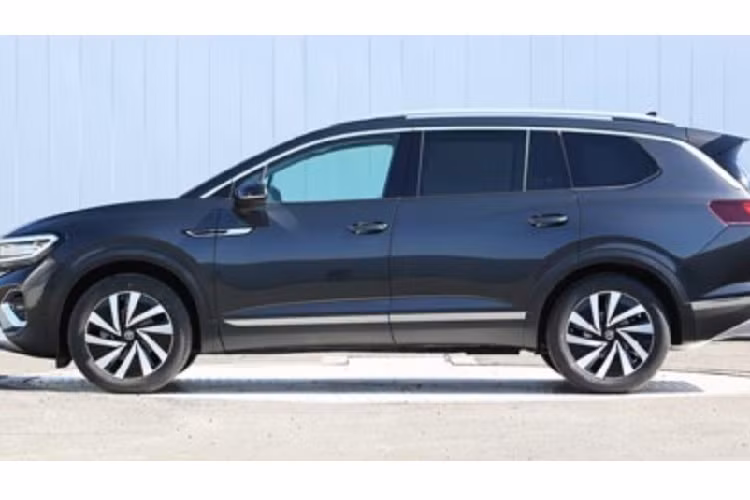 So với Atlas vốn có kích thước tương ứng là 5.037 mm, 1.989 mm, cao 1.778 mm và 2.979 mm, Volkswagen Talagon nhỉnh hơn một chút. Không chỉ lớn hơn Atlas, Volkswagen Talagon thế hệ mới còn có thiết kế ngoại thất hiện đại hơn nhiều. Đồng thời, thiết kế của mẫu SUV cỡ lớn này được lấy cảm hứng từ mẫu xe concept Volkswagen SMV đã ra mắt trong triển lãm Ô tô Thượng Hải 2019.