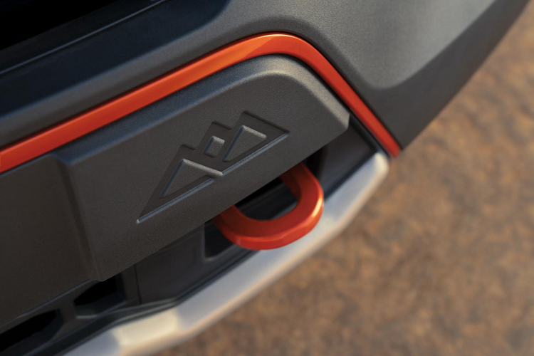 Bên ngoài, Ford Explorer Timberline 2021 có một số chi tiết thiết kế riêng để phân biệt với các phiên bản khác. Theo đó, mẫu SUV này được trang bị tấm ốp bằng thép bên dưới đầu xe, đuôi xe và hai bên sườn xe. Tiếp đến là bộ lốp Bridgestone Dueler giúp tăng chiều cao gầm xe thêm 20 mm.