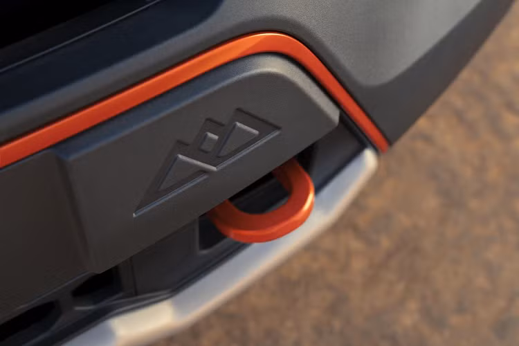 Bên ngoài, Ford Explorer Timberline 2021 có một số chi tiết thiết kế riêng để phân biệt với các phiên bản khác. Theo đó, mẫu SUV này được trang bị tấm ốp bằng thép bên dưới đầu xe, đuôi xe và hai bên sườn xe. Tiếp đến là bộ lốp Bridgestone Dueler giúp tăng chiều cao gầm xe thêm 20 mm.