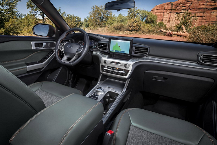 Nằm bên trong thân vỏ của Ford Explorer Timberline 2021 là khung gầm cải tiến, phù hợp với việc chạy off-road hơn. Xe được trang bị hệ thống lái hiệu chỉnh, lò xo và thanh chống lật riêng cũng như giảm chấn hạng nặng lấy từ Ford Explorer phiên bản xe cảnh sát Police Interceptor.