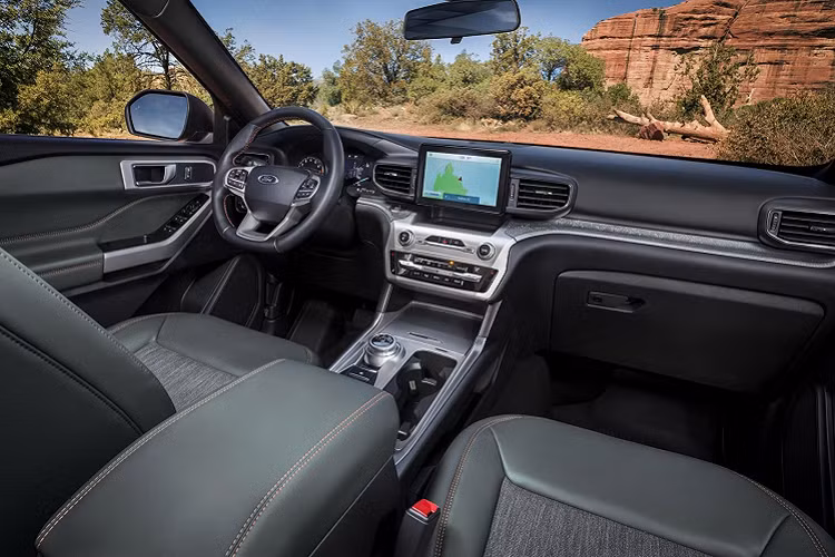 Nằm bên trong thân vỏ của Ford Explorer Timberline 2021 là khung gầm cải tiến, phù hợp với việc chạy off-road hơn. Xe được trang bị hệ thống lái hiệu chỉnh, lò xo và thanh chống lật riêng cũng như giảm chấn hạng nặng lấy từ Ford Explorer phiên bản xe cảnh sát Police Interceptor.