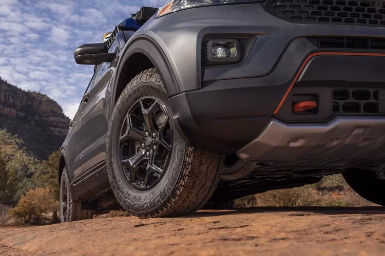 Hãng Ford cho biết Explorer Timberline 2021 là mẫu SUV có thể đi đến bất kỳ đâu. Để làm được điều đó, mẫu SUV cỡ lớn này được trang bị hệ dẫn động 4 bánh toàn thời gian tiêu chuẩn và khóa vi sai chống trượt Torsen mới.