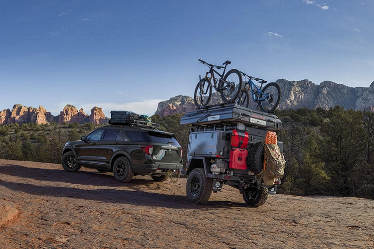 "Trái tim" của Ford Explorer Timberline 2021 là khối động cơ xăng EcoBoost 4 xi-lanh, tăng áp, dung tích 2.3L, sản sinh công suất tối đa 300 mã lực và mô-men xoắn cực đại 420 Nm. Sức mạnh được truyền tới cả 4 bánh thông qua hộp số tự động 10 cấp. Động cơ này và gói Class III Trailer Tow Package tiêu chuẩn giúp xe có thể kéo 2,4 tấn. 