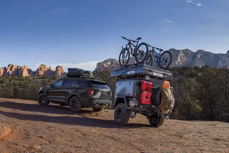 "Trái tim" của Ford Explorer Timberline 2021 là khối động cơ xăng EcoBoost 4 xi-lanh, tăng áp, dung tích 2.3L, sản sinh công suất tối đa 300 mã lực và mô-men xoắn cực đại 420 Nm. Sức mạnh được truyền tới cả 4 bánh thông qua hộp số tự động 10 cấp. Động cơ này và gói Class III Trailer Tow Package tiêu chuẩn giúp xe có thể kéo 2,4 tấn. 