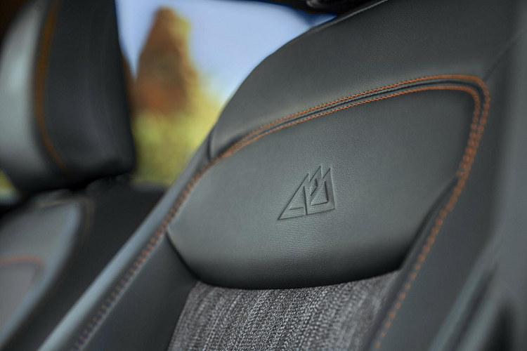Tựa đầu ghế của hàng ghế trước còn được thêu logo Timberline như dấu hiệu nhận biết. Thêm vào đó là viền thảm sàn bằng cao su, tính năng sưởi ghế trước và sưởi vô lăng bọc da.