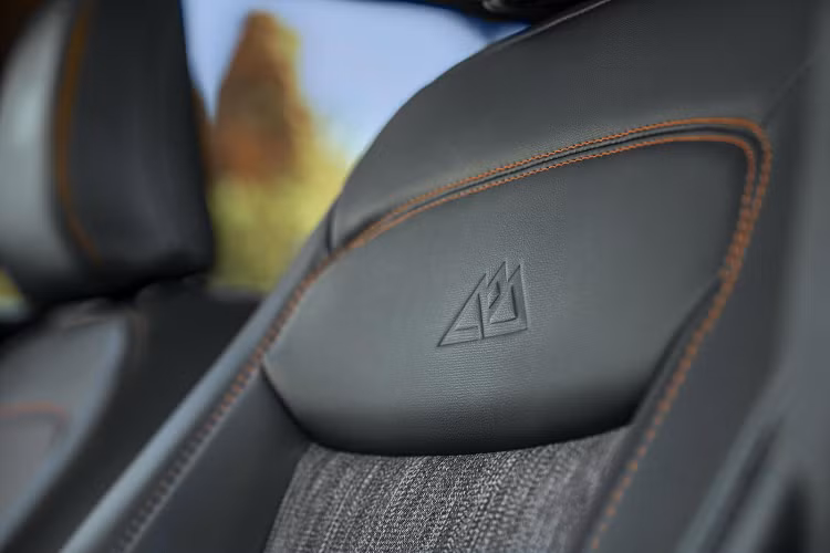 Tựa đầu ghế của hàng ghế trước còn được thêu logo Timberline như dấu hiệu nhận biết. Thêm vào đó là viền thảm sàn bằng cao su, tính năng sưởi ghế trước và sưởi vô lăng bọc da.