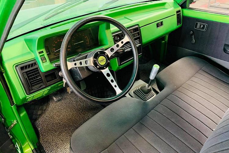 Động cơ 4 cyl 2.2 lít được giữ nguyên và đại tu để cung cấp khả năng vận hành mượt mà hơn. Mẫu xe bán tải Mazda B2200 đời 1998 như trên được trang bị động cơ xăng SOHC, dùng chế hòa khí, dung tích 2.2L, cho công suất 85 mã lực. Hộp số sàn và hệ dẫn động cầu sau.