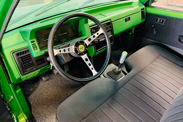 Động cơ 4 cyl 2.2 lít được giữ nguyên và đại tu để cung cấp khả năng vận hành mượt mà hơn. Mẫu xe bán tải Mazda B2200 đời 1998 như trên được trang bị động cơ xăng SOHC, dùng chế hòa khí, dung tích 2.2L, cho công suất 85 mã lực. Hộp số sàn và hệ dẫn động cầu sau.