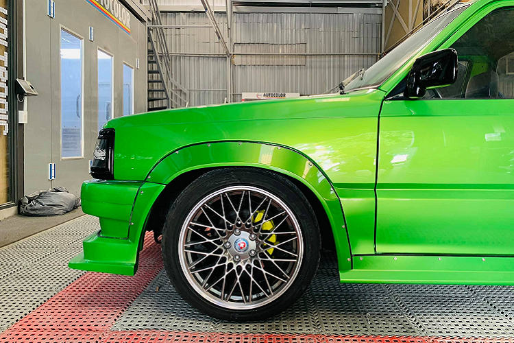 Mặt khác, vì xe này là biến thể cabin đơn nên dễ độ theo phong cách JDM hơn kiểu cabin kép.