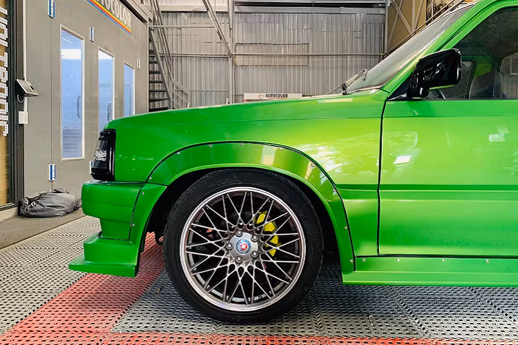 Mặt khác, vì xe này là biến thể cabin đơn nên dễ độ theo phong cách JDM hơn kiểu cabin kép.