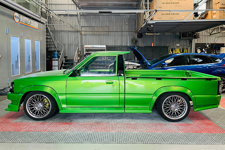 Chưa bàn đến chi phí, chỉ riêng việc bỏ một khoảng thời gian dài và chất xám cho các chi tiết nâng cấp đã có thể thấy được độ chịu chơi của chủ xe và niềm đam mê dành cho xế cổ. Được biết, chủ xe từng dọn lại một chiếc BMW 525i E34 đời 1995.