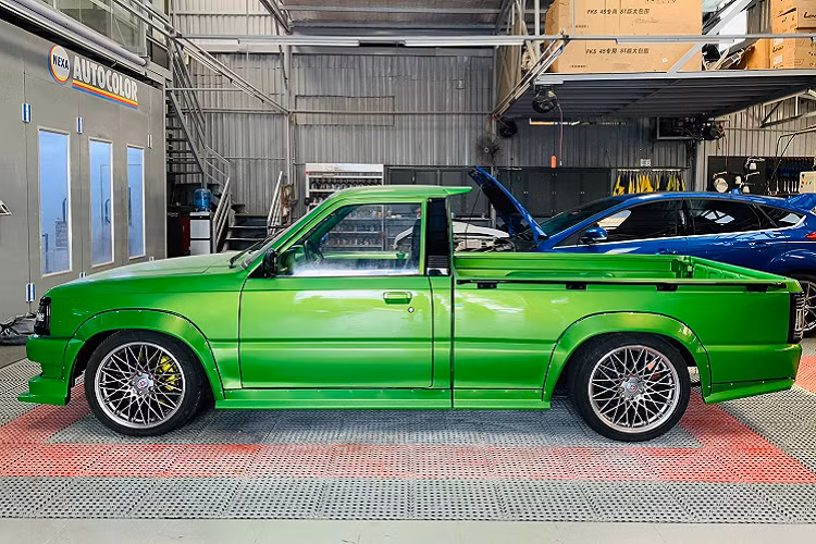 Chưa bàn đến chi phí, chỉ riêng việc bỏ một khoảng thời gian dài và chất xám cho các chi tiết nâng cấp đã có thể thấy được độ chịu chơi của chủ xe và niềm đam mê dành cho xế cổ. Được biết, chủ xe từng dọn lại một chiếc BMW 525i E34 đời 1995.