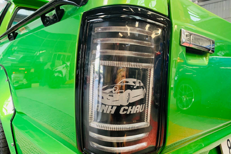 Hệ thống chiếu sáng được thay bằng bóng bi xenon trong khi cụm đèn báo rẽ có thiết kế mới với đồ họa lấy cảm hứng từ Mustang.