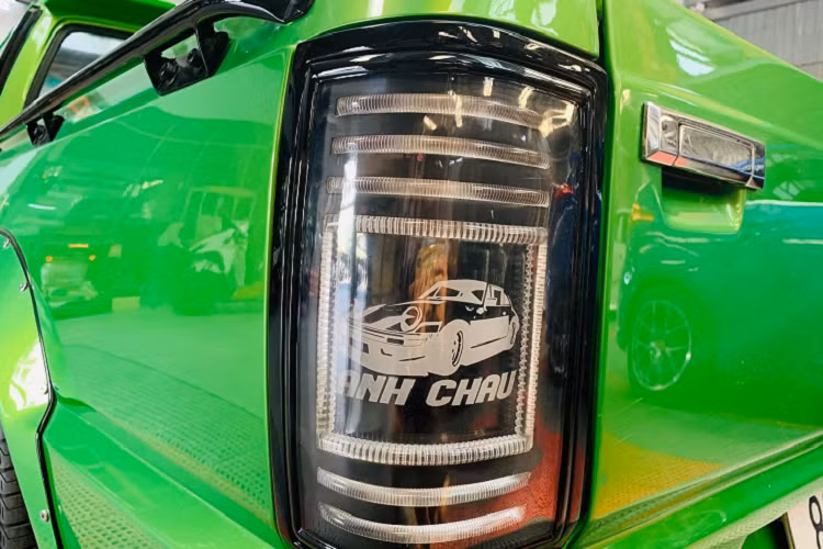 Hệ thống chiếu sáng được thay bằng bóng bi xenon trong khi cụm đèn báo rẽ có thiết kế mới với đồ họa lấy cảm hứng từ Mustang.