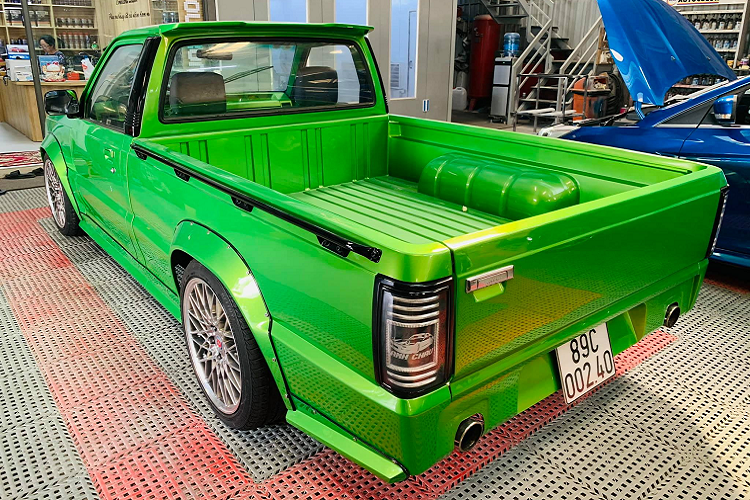 Không chỉ trùng tu về ngoại thất, khoang cabin chiếc Mazda B2200 cũng được cải tạo không sót một chỗ. Ghế ngồi được bọc da/nỉ lại hoàn toàn. Bảng điều khiển cũng được phục chế lại hình dạng ban đầu trên dòng Mazda B2200. Điểm nhấn chính của nội thất là vô lăng được thay bằng kiểu 3 chấu cổ điển hơn, đi cùng cần số mới.