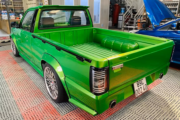 Không chỉ trùng tu về ngoại thất, khoang cabin chiếc Mazda B2200 cũng được cải tạo không sót một chỗ. Ghế ngồi được bọc da/nỉ lại hoàn toàn. Bảng điều khiển cũng được phục chế lại hình dạng ban đầu trên dòng Mazda B2200. Điểm nhấn chính của nội thất là vô lăng được thay bằng kiểu 3 chấu cổ điển hơn, đi cùng cần số mới.