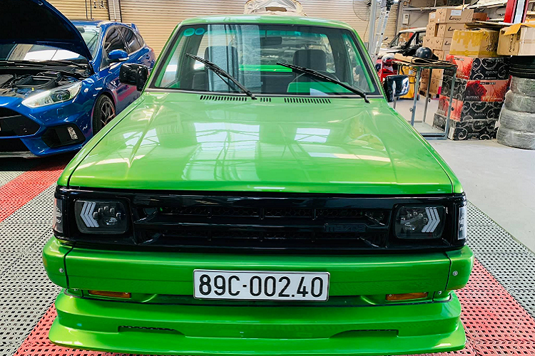 Quá trình thi công tác phẩm này mất đến gần 2 năm với tổng chi phí độ Mazda B2200 cuối cùng là hơn 300 triệu. Theo chia sẻ của anh Châu, việc dọn xe gặp khó khăn do ảnh hưởng từ dịch Covid-19 khiến thời gian thi công kéo dài và khó đặt phụ tùng từ nước ngoài về nên đội ngũ kỹ thuật buộc phải tự gia công các chi tiết độ thêm.