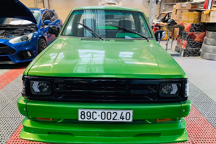 Quá trình thi công tác phẩm này mất đến gần 2 năm với tổng chi phí độ Mazda B2200 cuối cùng là hơn 300 triệu. Theo chia sẻ của anh Châu, việc dọn xe gặp khó khăn do ảnh hưởng từ dịch Covid-19 khiến thời gian thi công kéo dài và khó đặt phụ tùng từ nước ngoài về nên đội ngũ kỹ thuật buộc phải tự gia công các chi tiết độ thêm.