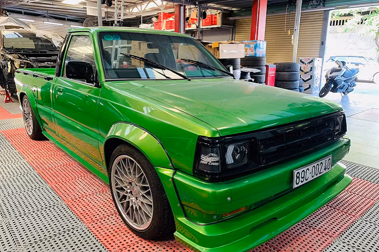 Bên cạnh đó, mẫu bán tải thuộc đời xe khá thấp nên thời hạn đăng kiểm còn được 3 tháng. Niên hạn xe chỉ tới 2023. Tới lúc đó, chiếc xe chỉ còn là vật trưng bày chứ không thể lưu hành trên đường phố.