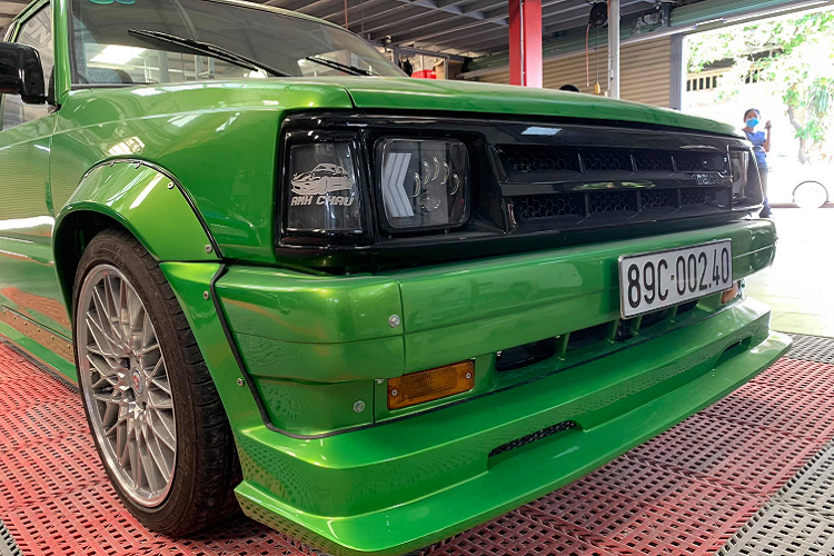 Dàn gầm cũng được trùng tu đi cùng với việc hạ thấp gầm - một nét đặc trưng thường thấy ở những dòng xe thể thao Nhật Bản. Hệ thống điện và điều hòa trên xe được đi dây lại toàn bộ. Thân vỏ được đội ngũ kỹ thuật phục chế lại với một nước sơn xanh lá nổi bật mới thay cho nước sơn cũ đã bạc màu theo thời gian. Phần kính lái được thay mới.