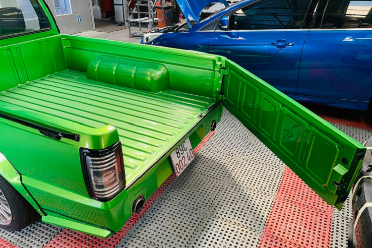 Ngoại hình bản độ Mazda B2200 trông hầm hố hơn với bộ widebody với các vòm bánh xe mở rộng và một cánh gió phía trên nóc xe. Dàn chân được hoàn thiện với bộ mâm 18 inch có thiết kế gần giống mâm zin. Trên nguyên bản, Mazda B2200 đời 1998 chỉ trang bị mâm 15 inch.