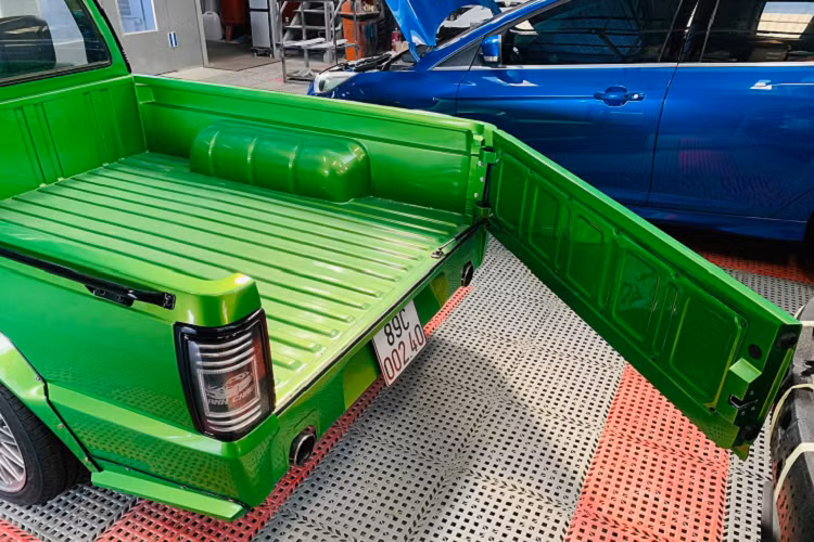 Ngoại hình bản độ Mazda B2200 trông hầm hố hơn với bộ widebody với các vòm bánh xe mở rộng và một cánh gió phía trên nóc xe. Dàn chân được hoàn thiện với bộ mâm 18 inch có thiết kế gần giống mâm zin. Trên nguyên bản, Mazda B2200 đời 1998 chỉ trang bị mâm 15 inch.