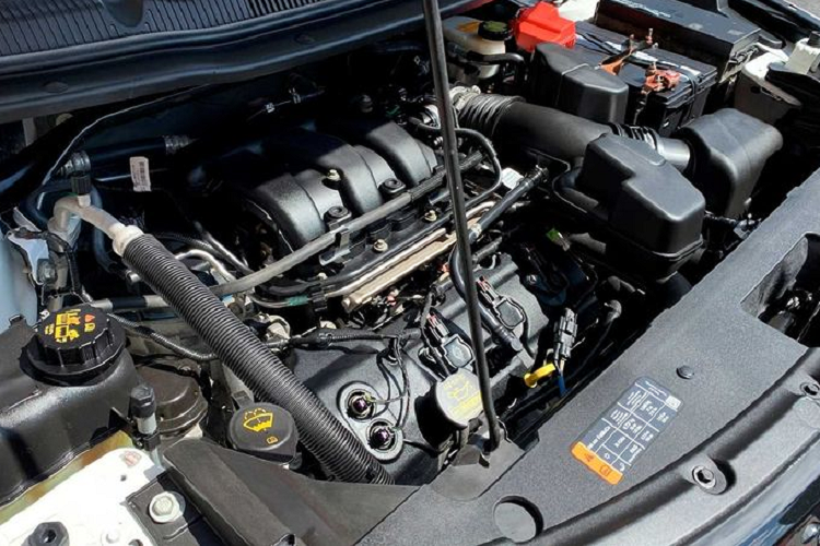 Nếu đúng như vậy thì chiếc Ford Explorer này đã được "lột xác" rất ngoạn mục. Vẻ ngoài của xe càng hấp dẫn hơn nữa khi "cưỡi" trên các la-zăng đa chấu 20 inch độ ấn tượng.