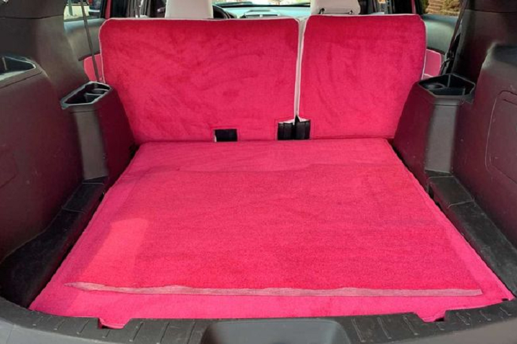 Nhưng đó chưa phải tất cả, xe SUV Ford Explorer đã được làm mới cả bên trong - cũng với tông hồng rực rỡ.