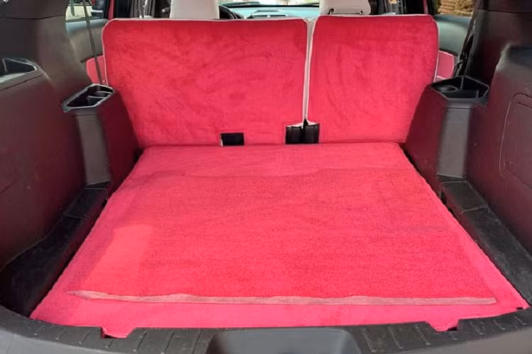 Nhưng đó chưa phải tất cả, xe SUV Ford Explorer đã được làm mới cả bên trong - cũng với tông hồng rực rỡ.