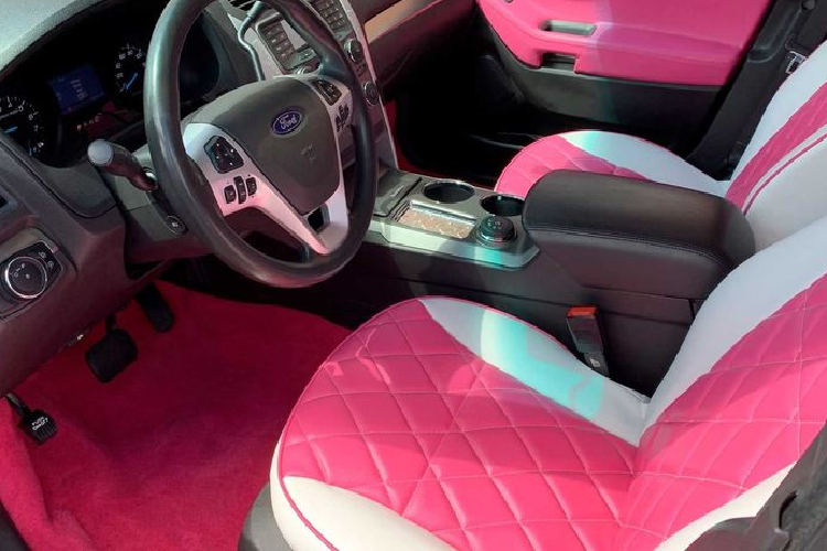 Bên cạnh đó, Ford Explorer hàng độc này càng thêm thú vị khí có thêm một bộ thanh đẩy cỡ lớn ở đầu xe, giống như trên Explorer phiên bản xe cảnh sát chính thống. Thậm chí, cửa cốp xe còn có huy hiệu Police Interceptor, rất có thể, ban đầu đây thực sự là một chiếc xe cảnh sát.