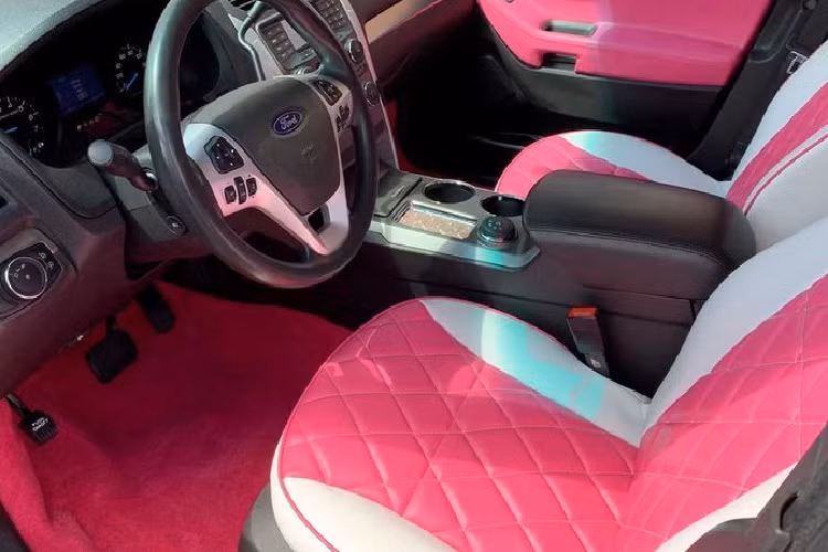 Bên cạnh đó, Ford Explorer hàng độc này càng thêm thú vị khí có thêm một bộ thanh đẩy cỡ lớn ở đầu xe, giống như trên Explorer phiên bản xe cảnh sát chính thống. Thậm chí, cửa cốp xe còn có huy hiệu Police Interceptor, rất có thể, ban đầu đây thực sự là một chiếc xe cảnh sát.