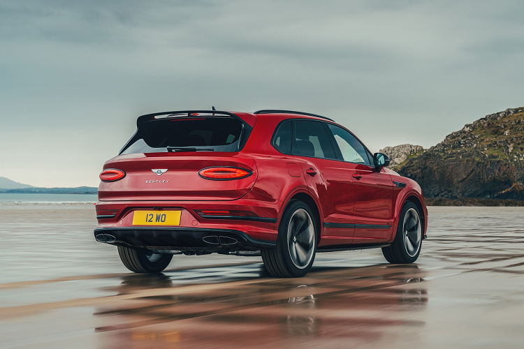 Bentley Bentayga S thế hệ mới được trang bị động cơ tăng áp V8 4.0L tương tự bản V8, thông số công suất đạt 542 mã lực cùng mô-men xoắn 770 Nm. Kết hợp với hộp số tự động 8 cấp và hệ dẫn động AWD, chiếc siêu SUV có khả năng tăng tốc 0-96 km/h trong 4,4 giây và vận tốc tối đa giới hạn ở mức 290 km/h.