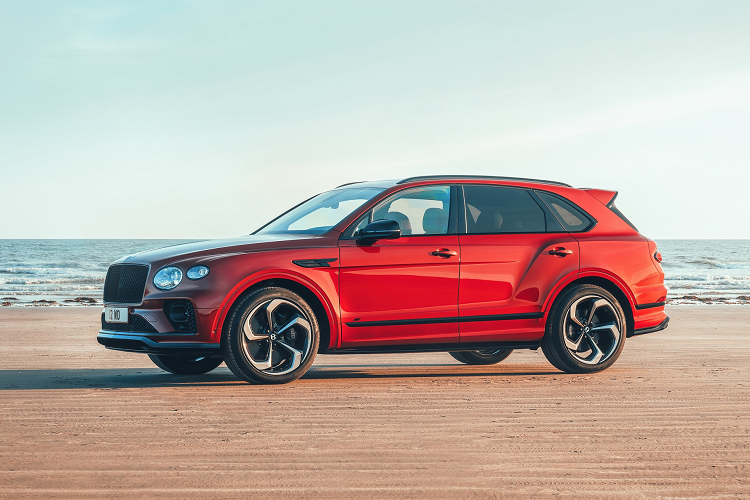 Điểm nâng cấp đáng chú ý về mặt vận hành của Bentley Bentayga S là hệ thống kiểm soát thân xe chủ động Bentley Dynamic Ride giống trên bản Speed. Hệ thống này sử dụng mô-tơ điện 48 volt sẽ chủ động cung cấp mô-men xoắn tức thời tùy theo tình huống vận hành, giúp Bentayga ổn định hơn khi vào cua ở tốc độ cao.