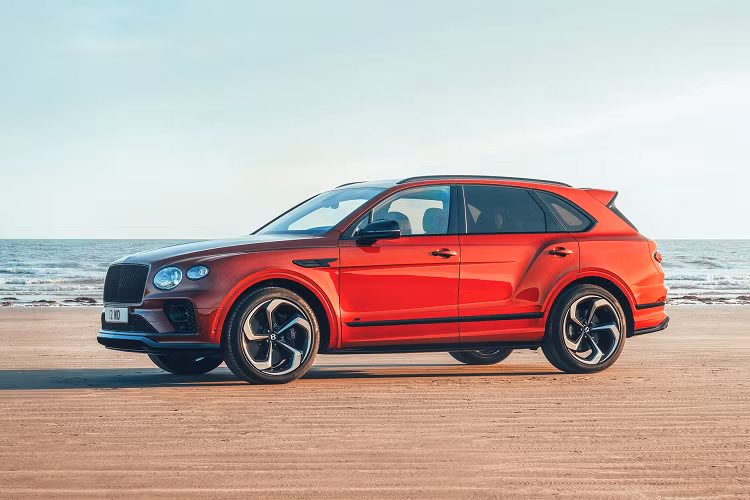 Điểm nâng cấp đáng chú ý về mặt vận hành của Bentley Bentayga S là hệ thống kiểm soát thân xe chủ động Bentley Dynamic Ride giống trên bản Speed. Hệ thống này sử dụng mô-tơ điện 48 volt sẽ chủ động cung cấp mô-men xoắn tức thời tùy theo tình huống vận hành, giúp Bentayga ổn định hơn khi vào cua ở tốc độ cao.