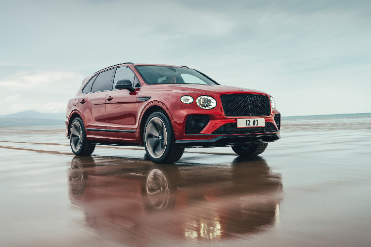 Hãng xe siêu sang Anh quốc cho biết Bentley Bentayga S 2022 mới nhắm đến những khách hàng cần một chiếc SUV có khả năng vận hành linh hoạt. Bentley Bentayga S đời 2022 bắt đầu nhận đặt hàng với giá khởi điểm gần 220.000 USD (khoảng 5,07 tỷ đồng), cao hơn bản V8 (177.000 USD) và thấp hơn bản Speed (245.000 USD). Bentayga S dự kiến có mặt tại các đại lý từ tháng 10 năm nay.