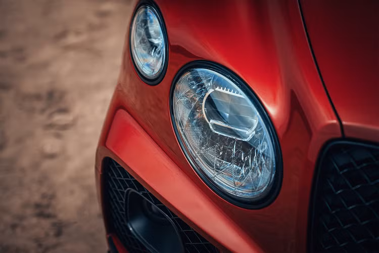 Ngoài ra, Bentayga S còn có những thay đổi khác, bao gồm chế độ lái Sport được cải thiện độ nhạy chân ga, hệ thống được tinh chỉnh cứng vững hơn bản tiêu chuẩn, bổ sung hệ thống phanh kiểm soát gia tốc và hệ thống ống xả mới tăng hiệu quả tiết kiệm nhiên liệu. Khách hàng cũng có thể tùy chọn trang bị cho chiếc SUV hệ thống kiểm soát địa hình với 4 chế độ hỗ trợ đi offroad.