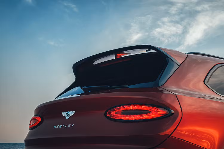 So với phiên bản V8, Bentley Bentayga S có ngoại hình thể thao hơn nhờ những trang bị nổi bật như bộ mâm 22 inch thiết kế 5 chấu, cánh lướt gió cỡ lớn hay logo chữ S ốp bên hông. Ngoài ra, Bentayga S còn được trang trí bằng nhiều chi tiết sơn đen, chẳng hạn như viền đèn chiếu sáng, lưới tản nhiệt, hốc đèn sương mù, ốp gương chiếu hậu, thanh ốp cửa, baga mui...