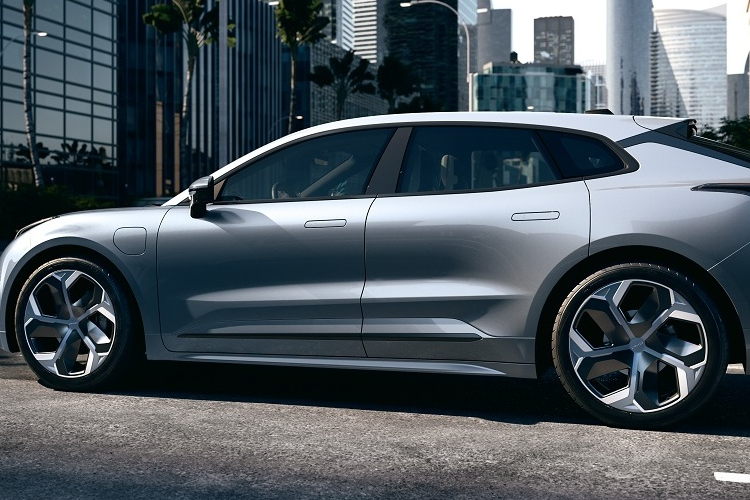 Với khung gầm thế hệ mới, Zero Concept đạt tỷ lệ phân bổ khối lượng 50:50, đi kèm hệ thống giảm chấn từ tính. Với hệ thống treo khí nén, chiếc SUV có thể nâng hạ khoảng sáng gầm trong khoảng 150-220 mm, tùy theo điều kiện vận hành.