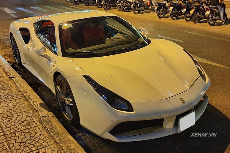 Chiếc Ferrari 488 GTB màu trắng này gây ấn tượng với cụm đèn pha LED với dải đèn LED trước kéo dài và sắc sảo, cùng cản trước 3 khoang riêng biệt có thiết kế theo hình hộp vuông vức tương tự siêu phẩm triệu đô Ferrari LaFerrari.