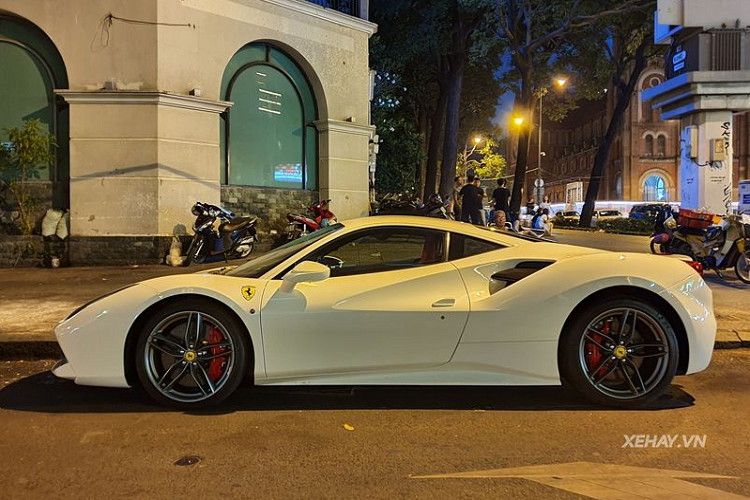 Đến nay giá xe Ferrari 488 GTB nhập khẩu tư nhân tại Việt Nam vẫn chưa được tiết lộ. Tuy nhiên theo nhiều người chơi xe, nó được các đại lý tư nhân chào bán khoảng hơn 16 tỷ đồng khi mới về nước.