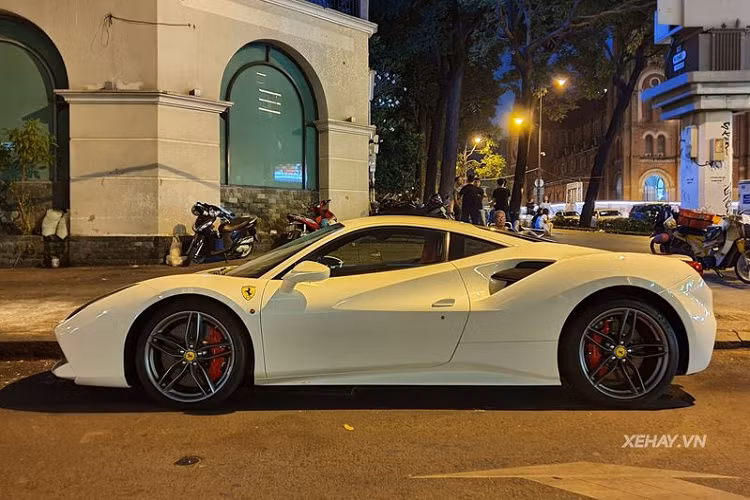 Đến nay giá xe Ferrari 488 GTB nhập khẩu tư nhân tại Việt Nam vẫn chưa được tiết lộ. Tuy nhiên theo nhiều người chơi xe, nó được các đại lý tư nhân chào bán khoảng hơn 16 tỷ đồng khi mới về nước.