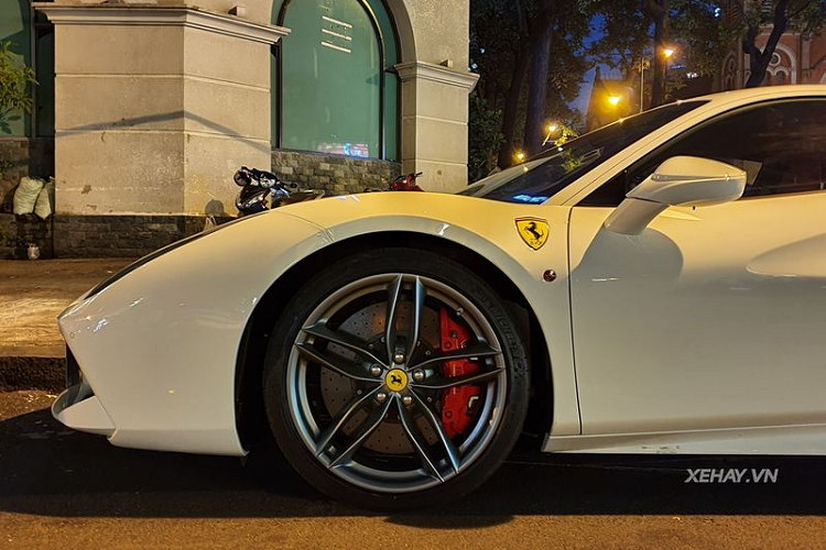 Tuy nhiên, ở thời điểm về nước, giá bán của Ferrari 488 GTB tại Thái Lan là 14,8 tỷ đồng, trong khi đó ở Singapore là 16 tỷ đồng, đắt gần gấp 3 lần giá của xe tại thị trường Mỹ.