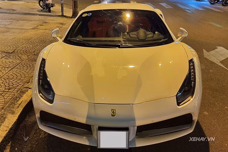 Ở phía sau, 488 GTB sở hữu cánh gió kép Aero Pillar lấy cảm hứng từ những chiếc xe đua công thức 1, đuôi xe nổi bật với nhiều đường cong quyến rũ, cụm đèn hậu hình tròn quen thuộc và cặp ống xả thể thao. Gần đây, siêu xe đã được lên đời ống xả của Armytrix cho âm thanh to và uy lực hơn.