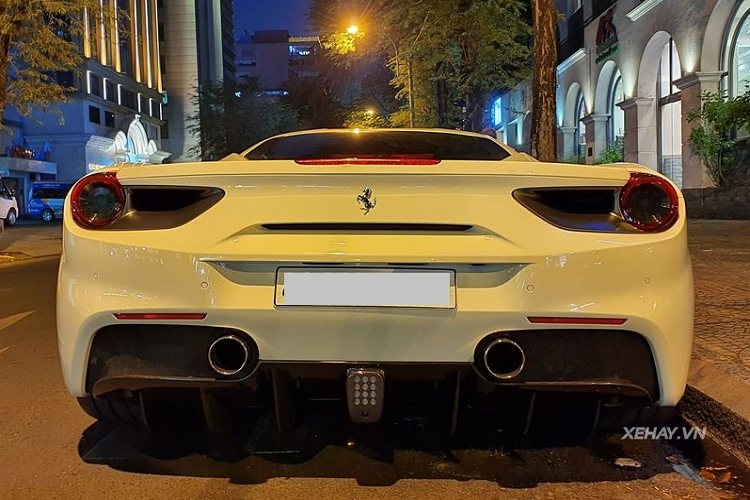 Cung cấp sức mạnh chi Ferrari 488 GTB là cỗ máy V8 tăng áp kép dung tích 3.9L mạnh mẽ, kết hợp cùng hộp số ly hợp kép 7, sản sinh công suất 661 mã lực tại vòng tua máy 8.000 vòng/phút và mô-men xoắn cực đại 760Nm tại 3.000 vòng/phút. Siêu xe Ý chỉ mất 3 giây để tăng tốc từ 0-100 km/h trước khi đạt vận tốc tối đa 330 km/h.