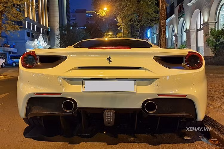 Cung cấp sức mạnh chi Ferrari 488 GTB là cỗ máy V8 tăng áp kép dung tích 3.9L mạnh mẽ, kết hợp cùng hộp số ly hợp kép 7, sản sinh công suất 661 mã lực tại vòng tua máy 8.000 vòng/phút và mô-men xoắn cực đại 760Nm tại 3.000 vòng/phút. Siêu xe Ý chỉ mất 3 giây để tăng tốc từ 0-100 km/h trước khi đạt vận tốc tối đa 330 km/h.