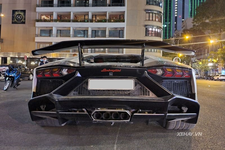 Lamborghini Aventador LP700-4 độ bodykit "50th Anniversario" độc nhất Việt Nam được hoàn thiện trong màu sơn trắng ngọc trai Bianco Canopus, rất hòa hợp với những chi tiết độ hầm hố của xe.